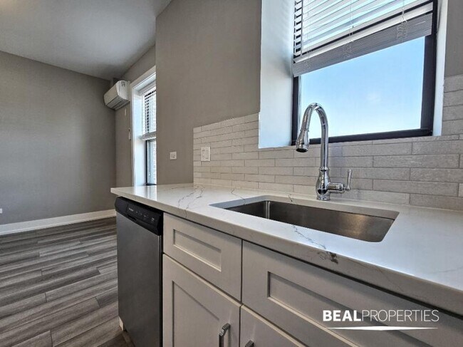 Building Photo - 2 bedroom in CHICAGO IL 60613