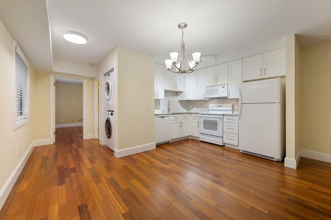 Building Photo - 2 Bed/2 Bath Apartment Located in The Highly Desirable Village District.