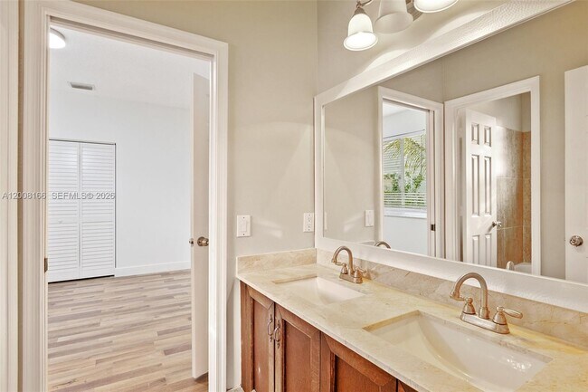 Building Photo - 646 Heritage Dr