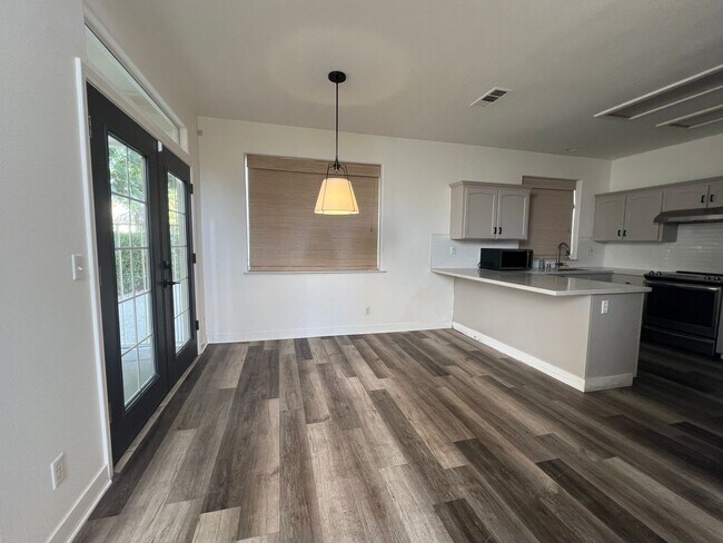 Building Photo - 1098 E Monticello Cir