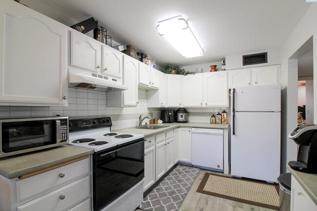 Primary Photo - Fully Furnished 1 Bed, 1 Bath Apartment in...