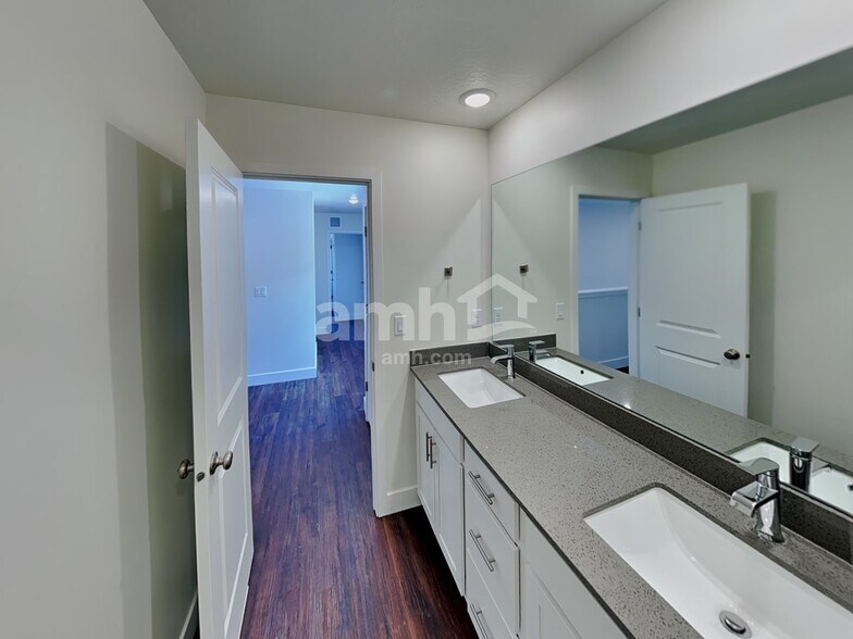 Building Photo - 1211 Redbud Dr