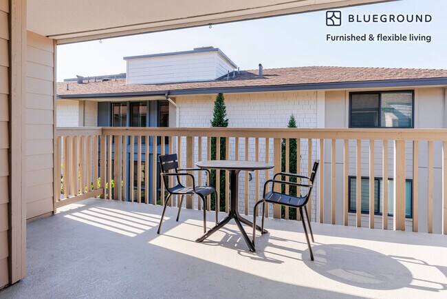 Building Photo - 950 E Hillsdale Blvd