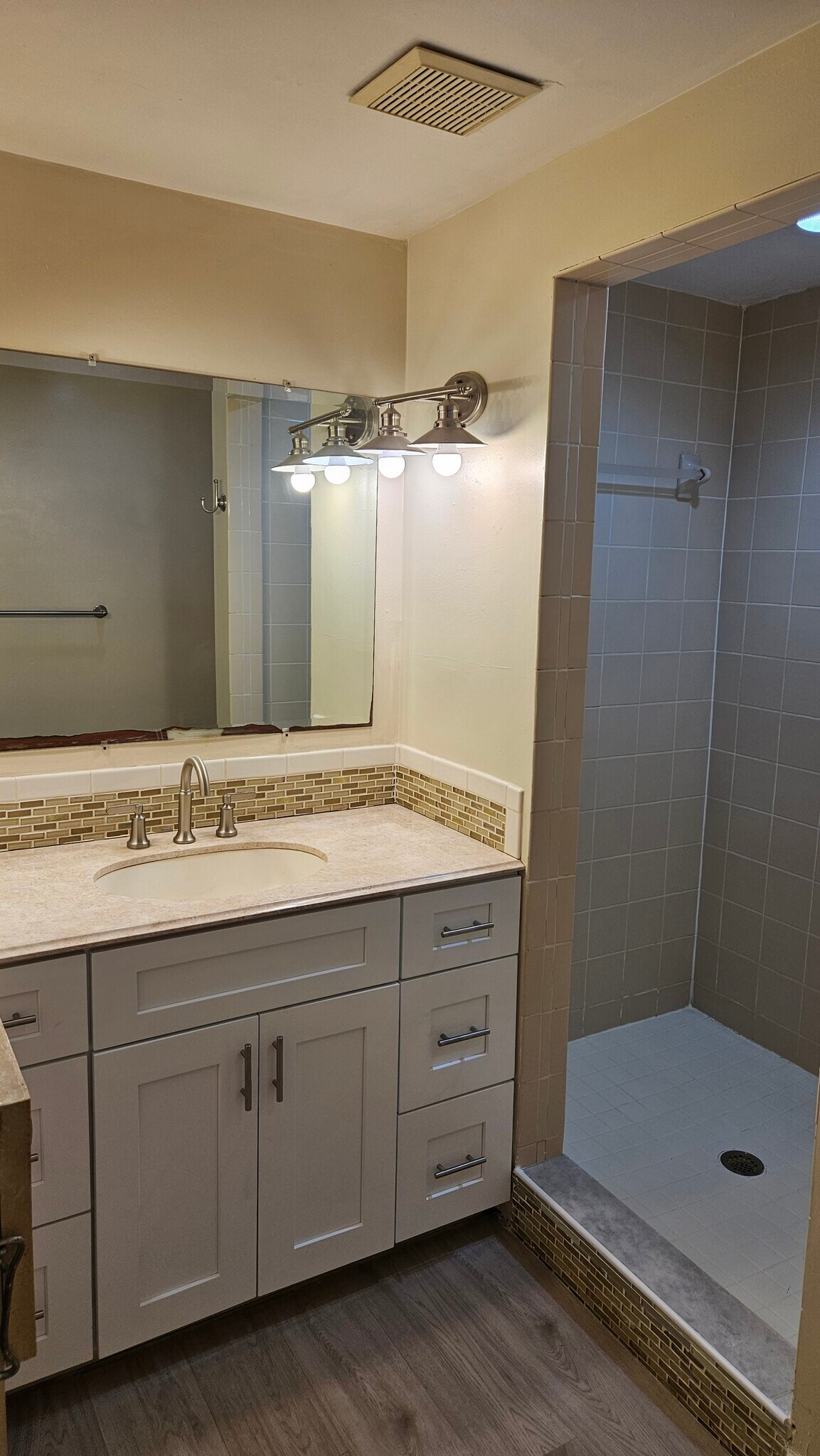Bathroom - 18717 Hamilton St