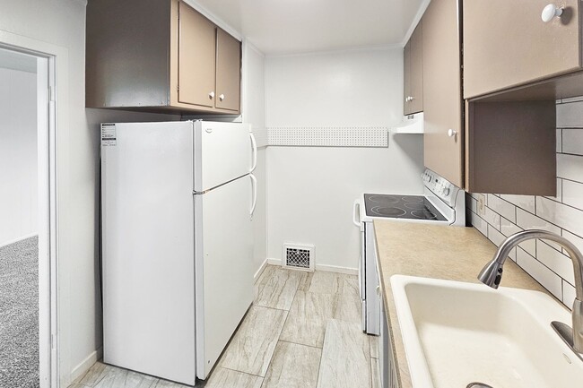 Building Photo - 2-Bed 1-Bath Duplex Unit in the Heart of R...