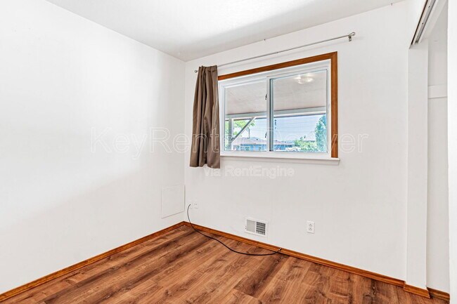 Building Photo - 400 Lily Ln