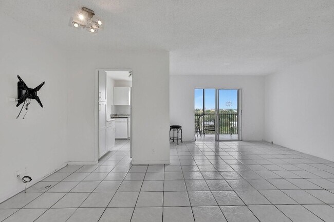 Building Photo - 2350 NE 14th Street Causeway