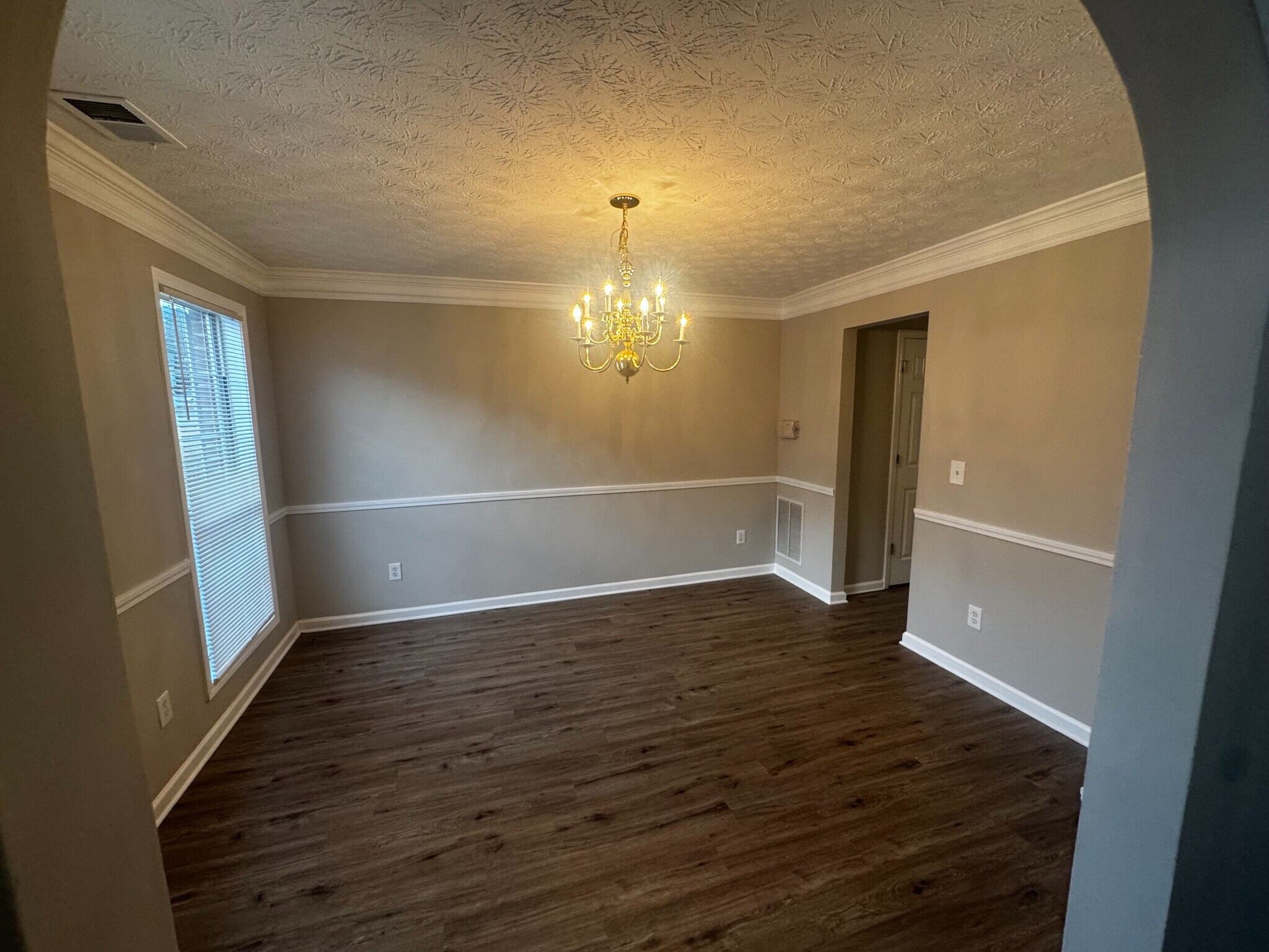 Building Photo - Room in House on Tara Bend