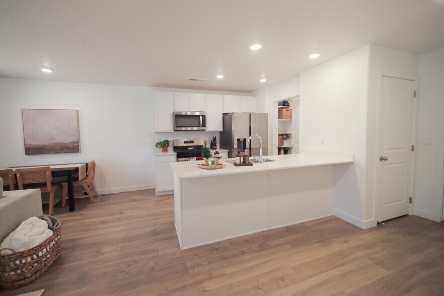 Building Photo - 1737 S Devils Garden Ln