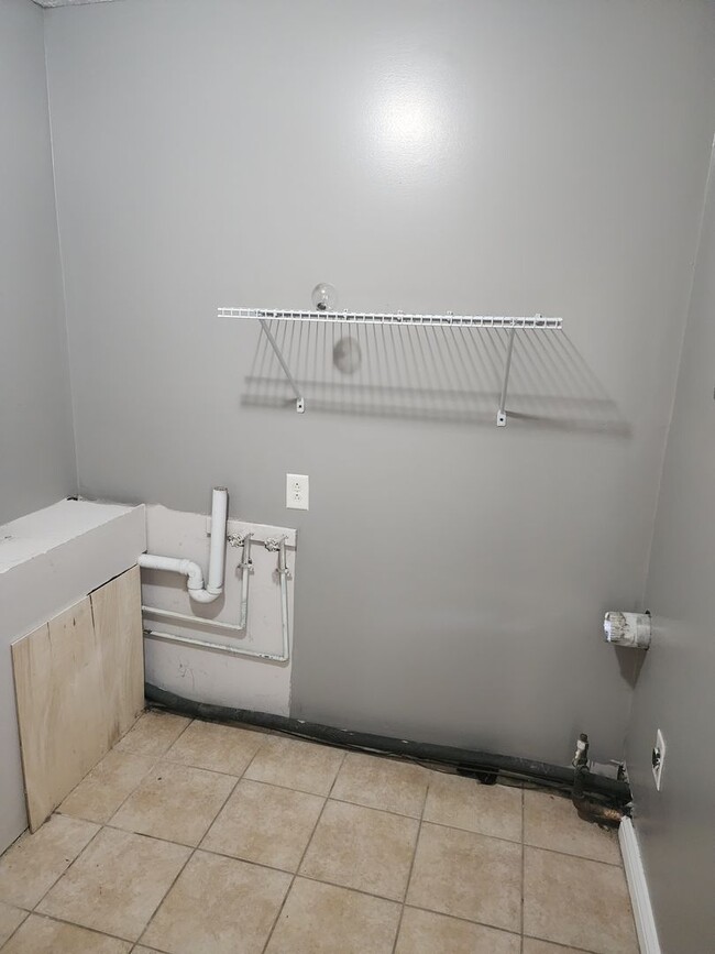 Building Photo - 3 BR - 1BTH Single Family Home!