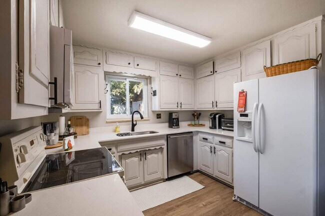 Building Photo - 3907 Solano Pl NE