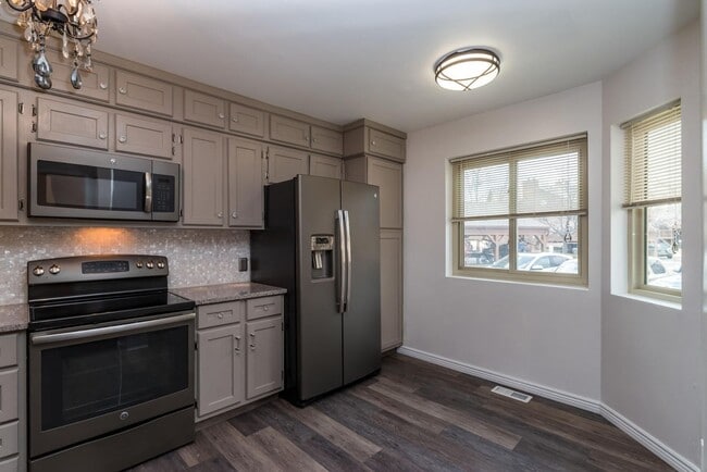 Building Photo - Spacious 3 Bedroom, 3 Bathroom Willowbrook Condo in Gunbarrel