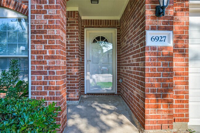 Building Photo - 6927 Great Oaks Shadow Dr