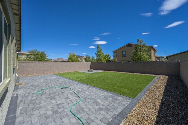 Building Photo - NW!! Solar!!  Gated!!  Bed and bath downst...