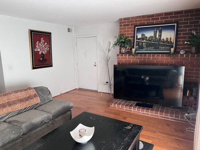 Building Photo - Turtle Creek Condo for rent- walking distance to Stonefield Shopping & enjoy the pool soon!