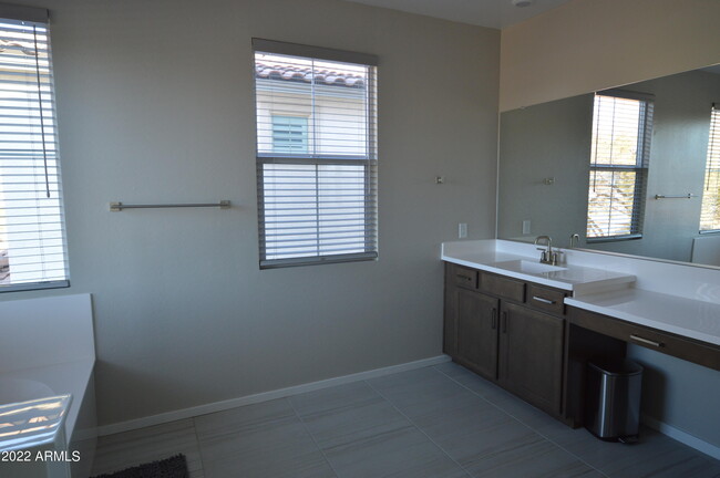 Building Photo - 1326 W Coyote Dr