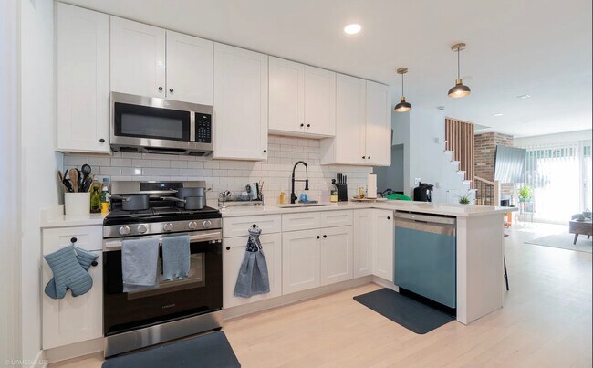 Building Photo - 924 W Wrightwood Ave