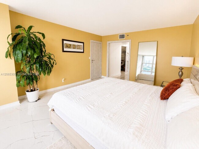 Building Photo - 3600 Mystic Pointe Dr