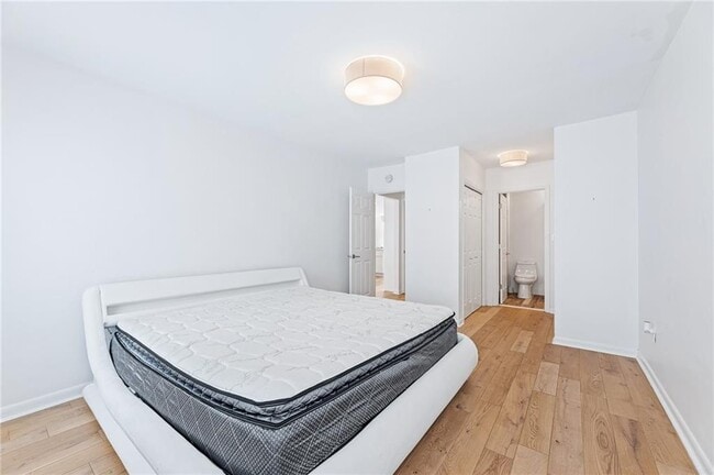 Building Photo - 908 Lenox Hill Ct NE