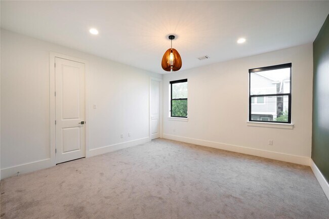 Building Photo - 823 Aurora St