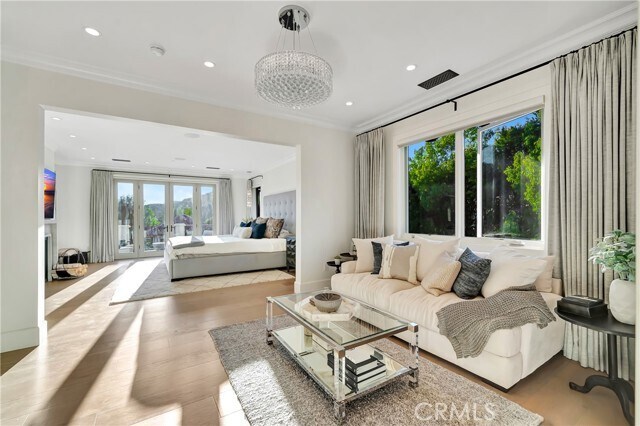 Building Photo - 2037 Delphine Ln