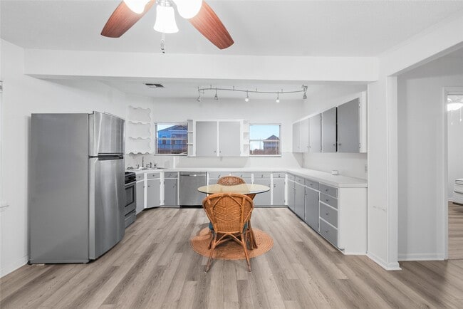 Building Photo - 3811 Las Palmas St