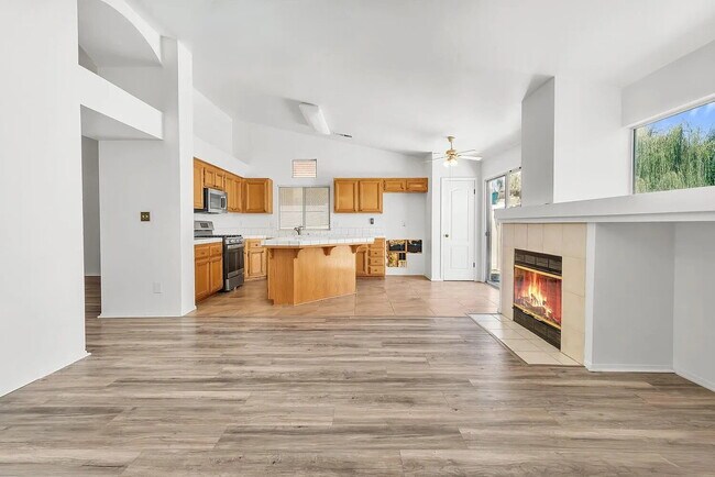 Building Photo - Spacious 3 Bedroom, 2 Bathroom with office!