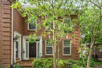 Building Photo - Newly Renovated 2-Bedroom Townhome in the Heart of Green Hills