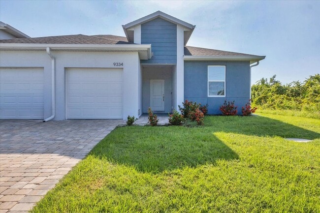 Building Photo - Brand new Duplex stocked with upgrades