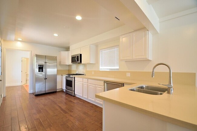Building Photo - 3 Bedroom 2 bath Home, 2 Car garage, Air Conditioned