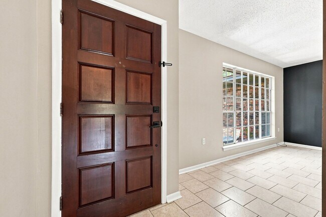 Building Photo - 1510 Royal Palm Dr