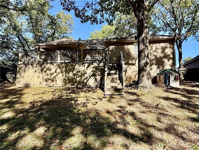 Building Photo - 305 Meadows Ct