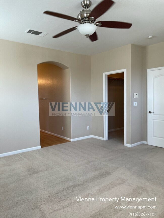 Building Photo - Spacious 3 Bedroom Home in Great Location