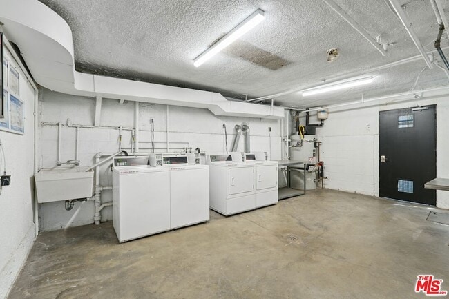 Building Photo - 612 Huntley Dr