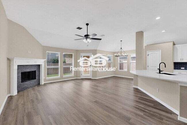 Building Photo - Great Location and Fully Refreshed Move In...