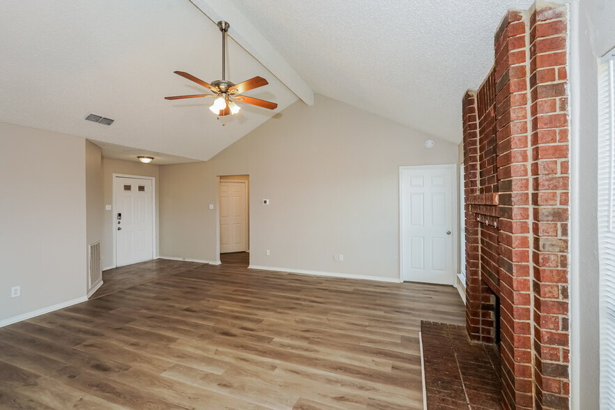 Building Photo - 1505 Glenwillow Dr