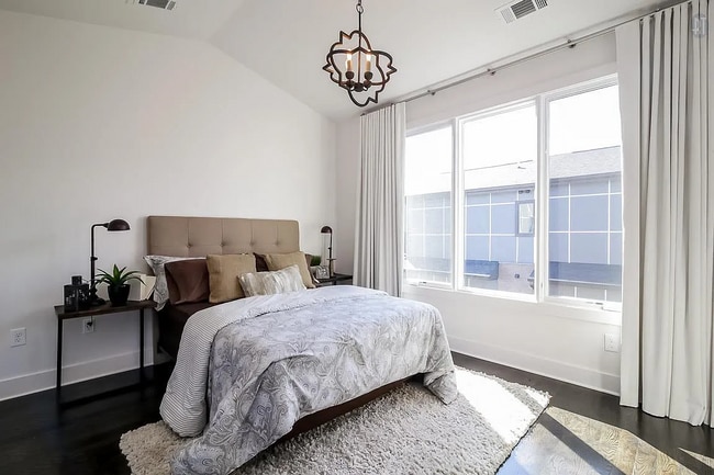 Building Photo - "Charming 3 Bed, 3 1/2 Baths Townhouse in Nashville's Desirable 37204 Neighborhood!" In The Heart...