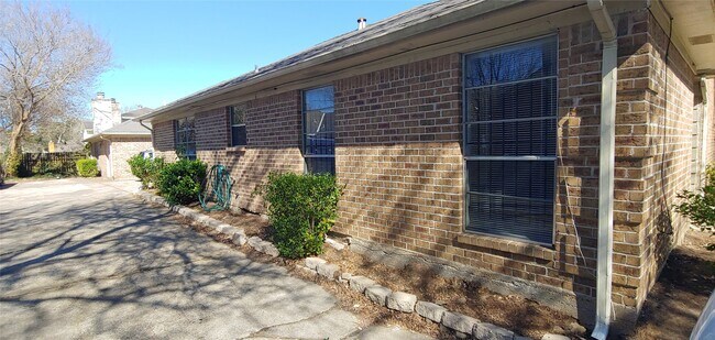 Building Photo - 10822 Lynbrook Dr