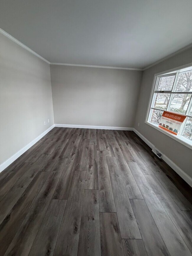 Building Photo - 3 Bedroom Townhouse