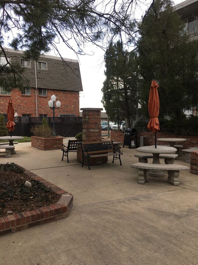 Building Photo - ONE MONTH FREE! Pet-friendly 1 BD/1 BA in ...