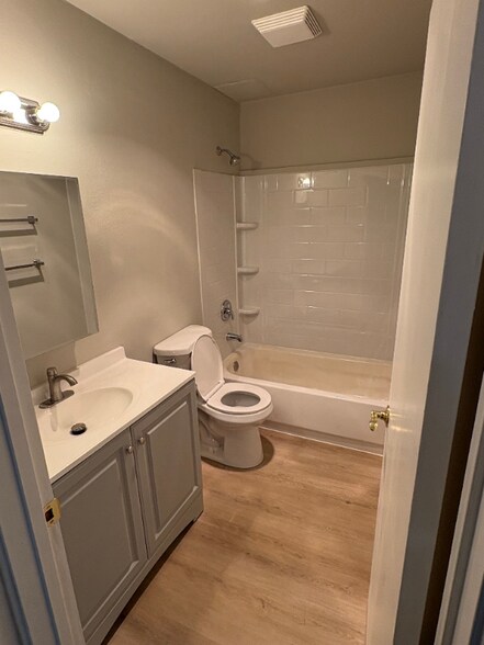 Building Photo - 133 SW Normandy Rd