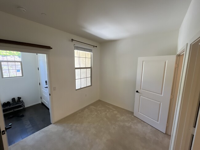 Building Photo - 869 East Mountain Way