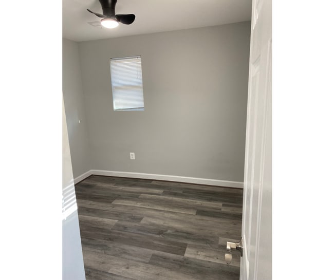 Building Photo - 438 R Main St