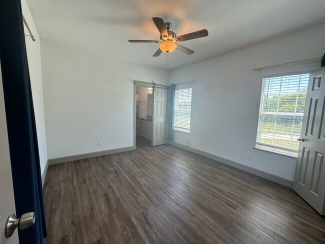 Building Photo - 2 Bed 2 Bath Town Home Available