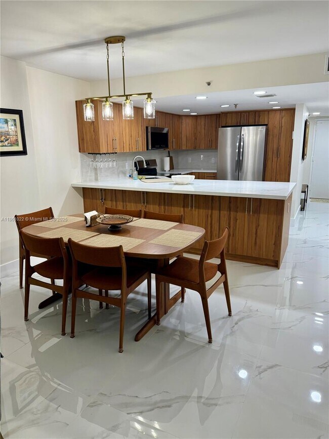 Building Photo - 2625 Collins Ave