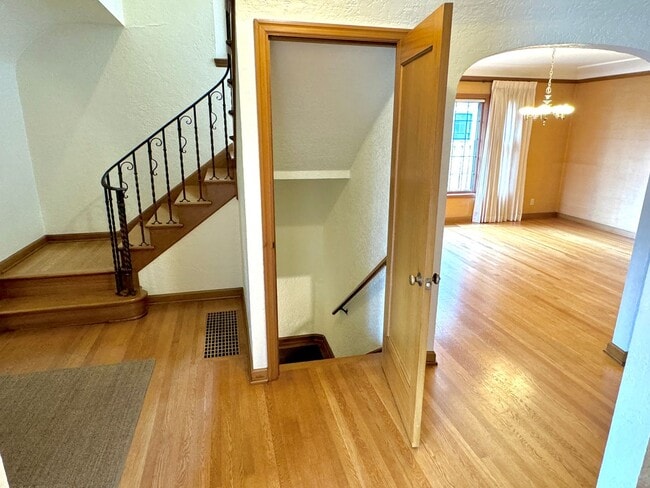 Building Photo - Alameda Neighborhood Pristine Tudor Home, Downtown Views, All The Amenities - A Must See!