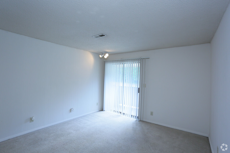1 bed Efficiency Living room - Briargreen Apartments