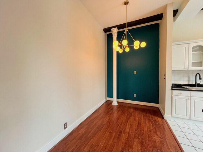 Building Photo - Pet Friendly 1 Bedroom Plus Den For Rent - Near Betty's, Close to Downtown!