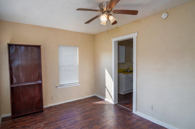 Building Photo - Great Home Near AT&T Center and Downtown!