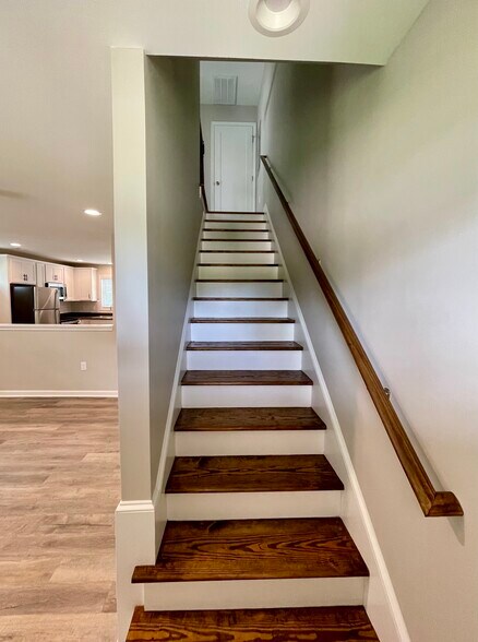 Expansive well lit stairwell - 2225 Kenwood Blvd SE